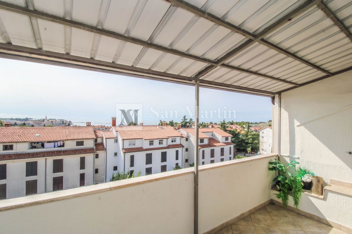 Poreč, širši center - prostorno stanovanje s pogledom na morje in mesto