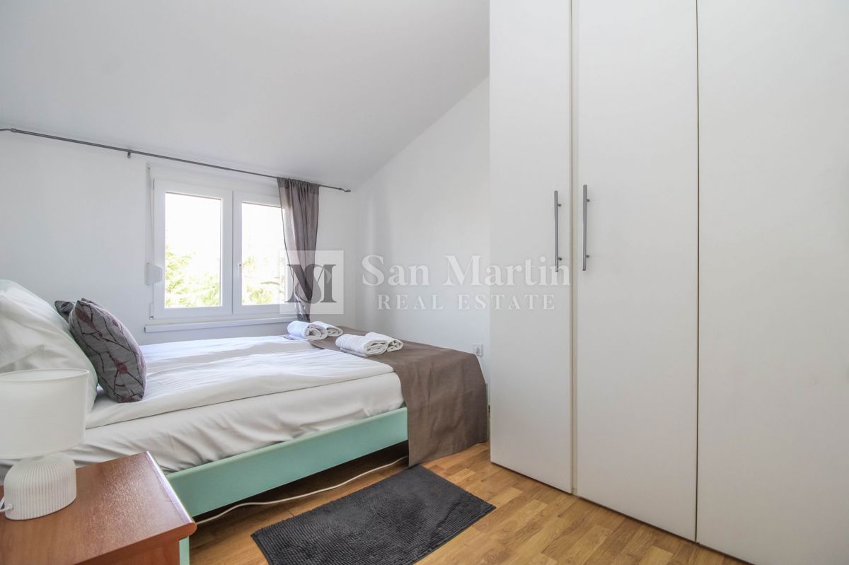 Poreč, širši center - prostorno stanovanje s pogledom na morje in mesto