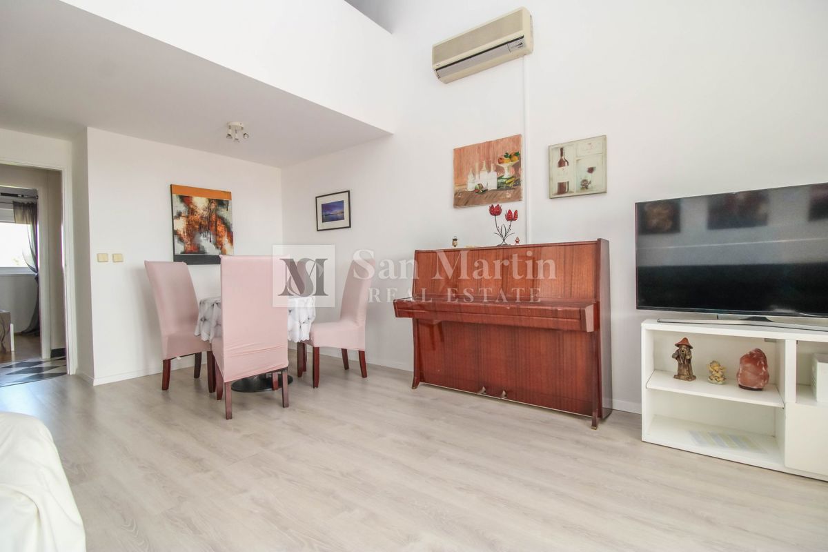 Poreč, širši center - prostorno stanovanje s pogledom na morje in mesto