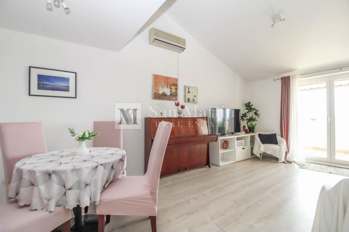 Poreč, širši center - prostorno stanovanje s pogledom na morje in mesto