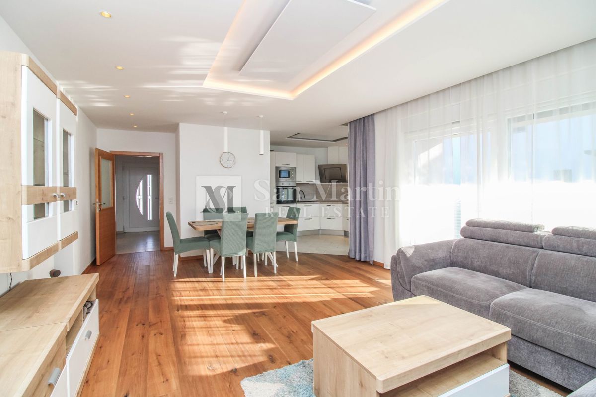 Poreč - hiša s 3 spalnicami in bazenom