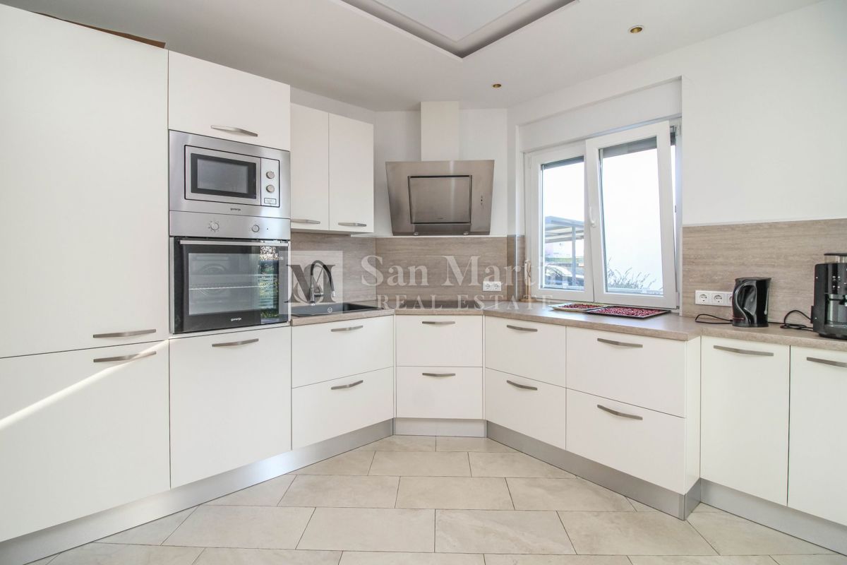 Poreč - hiša s 3 spalnicami in bazenom