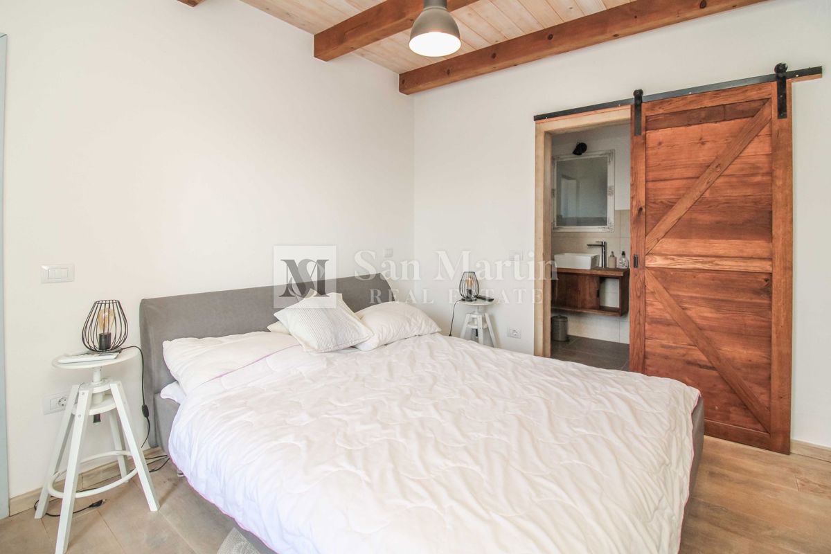 SVETVINČENAT, Hiša na robu vasi z bazenom in 4 spalnicami