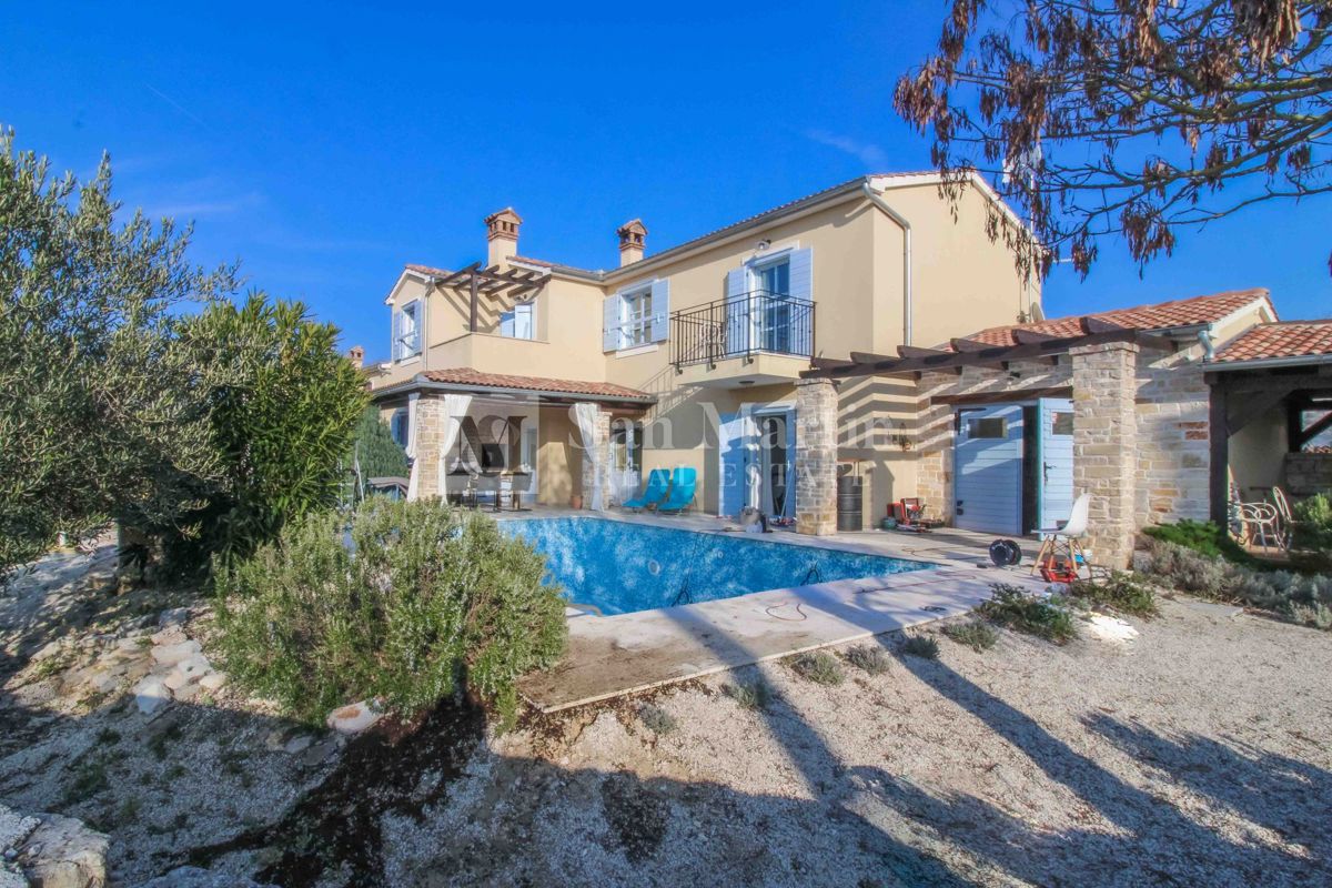 SVETVINČENAT, Hiša na robu vasi z bazenom in 4 spalnicami