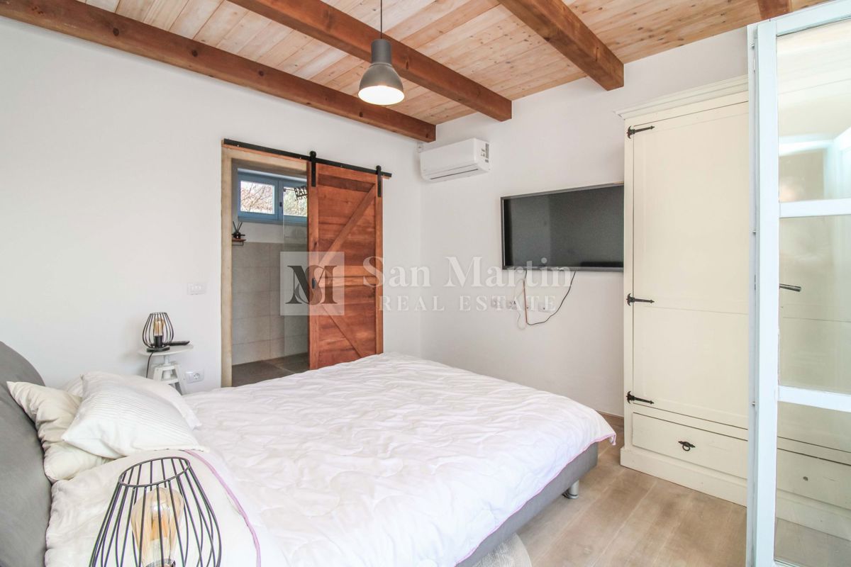 SVETVINČENAT, Hiša na robu vasi z bazenom in 4 spalnicami