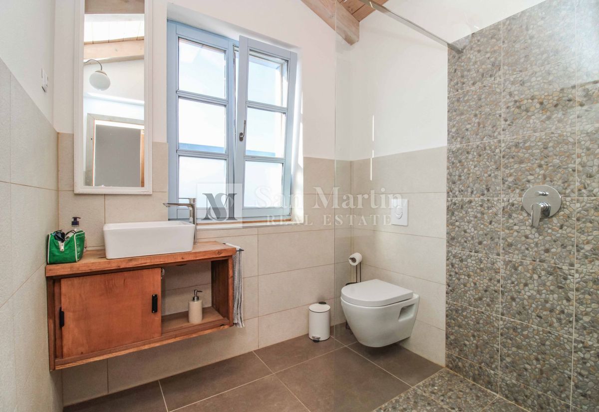 SVETVINČENAT, Hiša na robu vasi z bazenom in 4 spalnicami