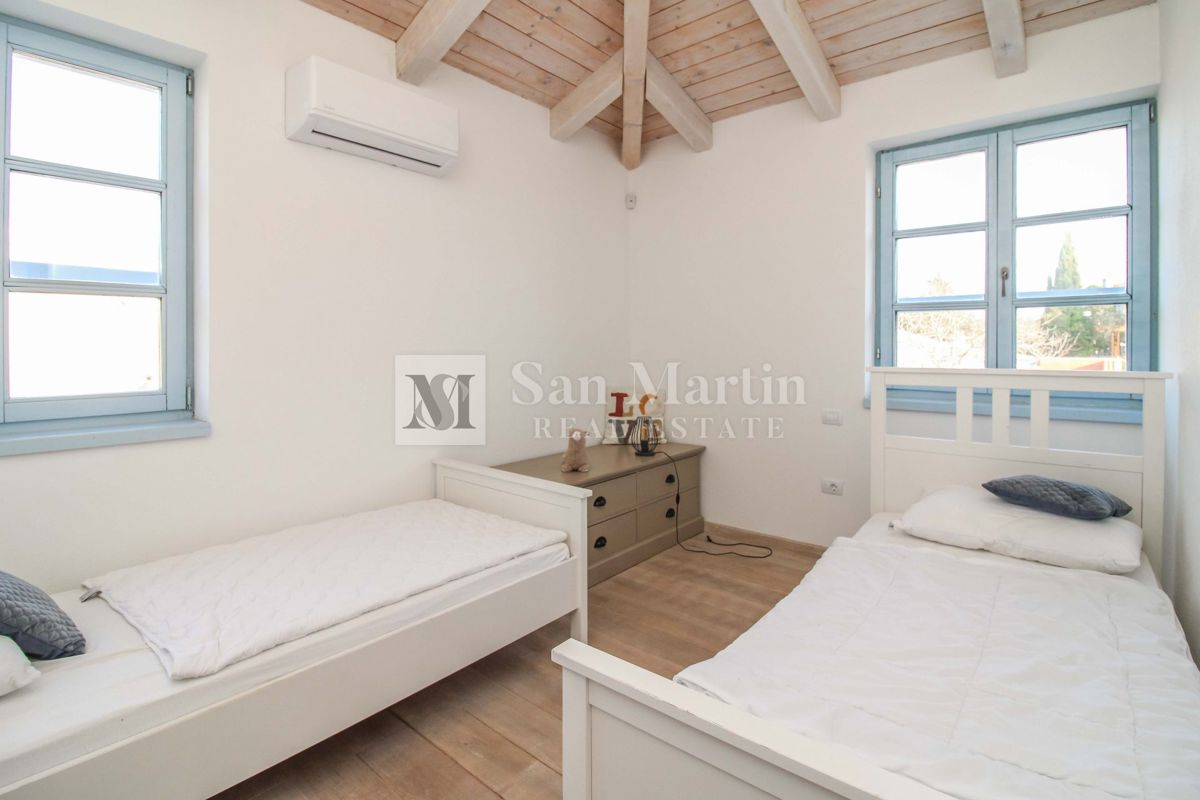 SVETVINČENAT, Hiša na robu vasi z bazenom in 4 spalnicami