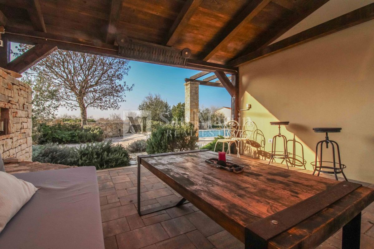 SVETVINČENAT, Hiša na robu vasi z bazenom in 4 spalnicami