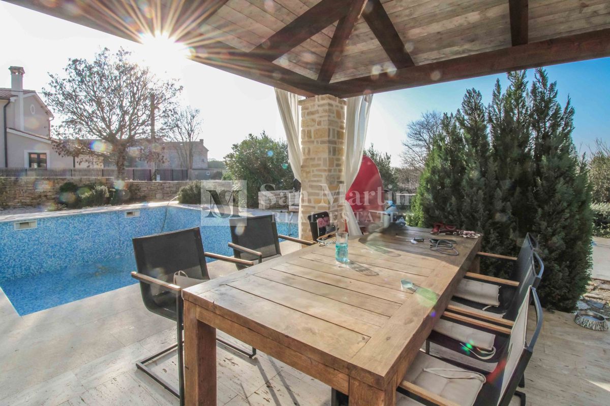 SVETVINČENAT, Hiša na robu vasi z bazenom in 4 spalnicami