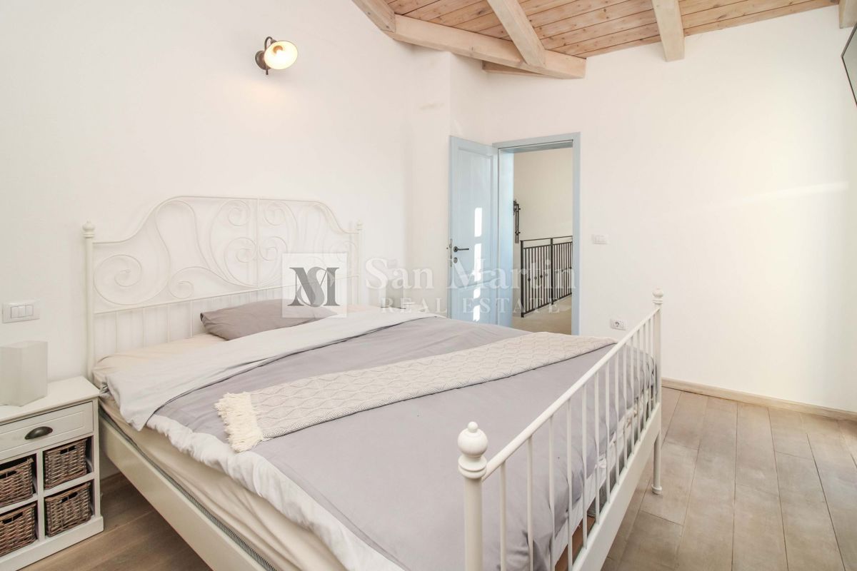 SVETVINČENAT, Hiša na robu vasi z bazenom in 4 spalnicami