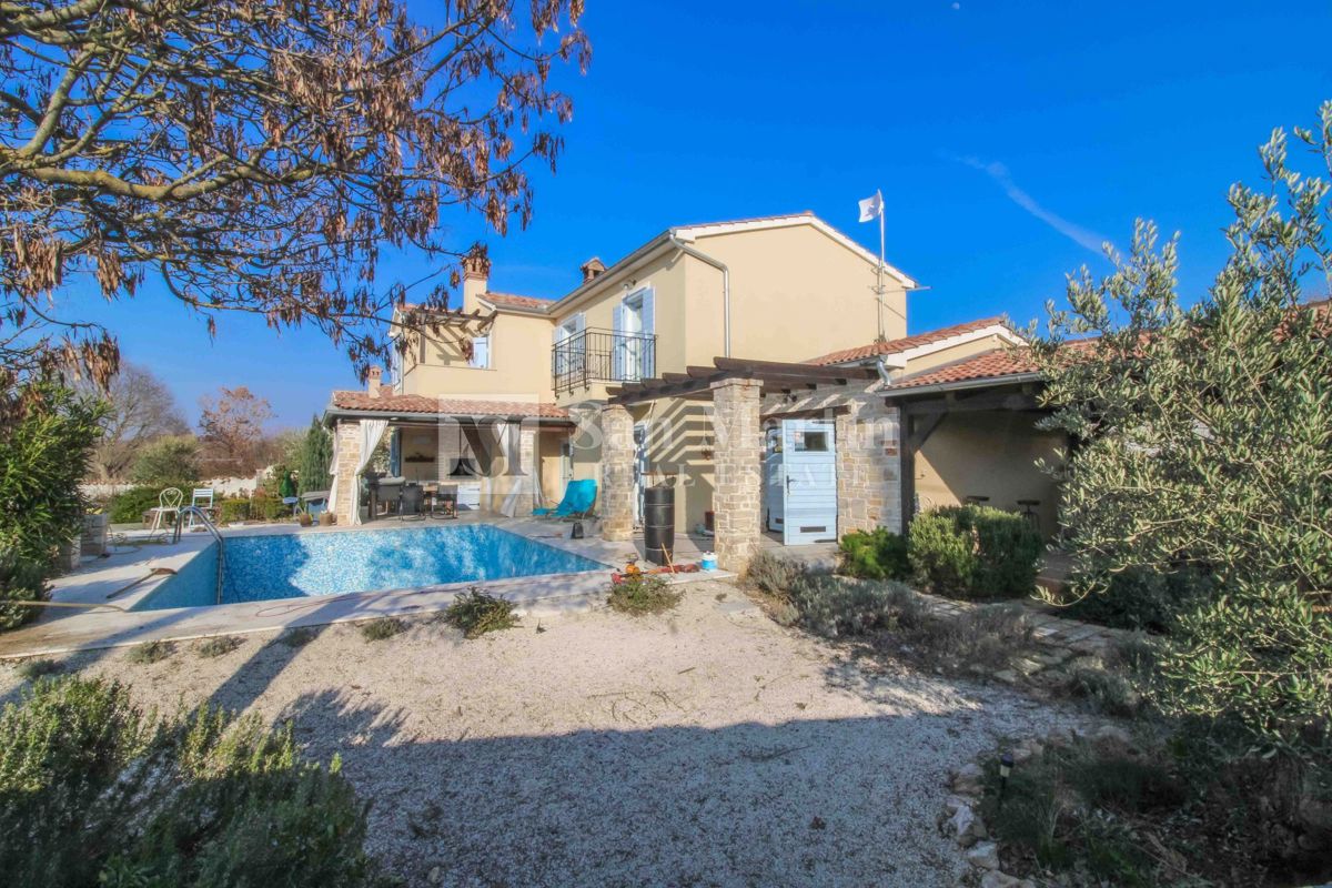 SVETVINČENAT, Hiša na robu vasi z bazenom in 4 spalnicami