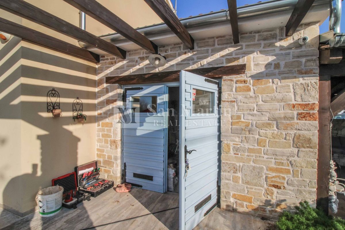 SVETVINČENAT, Hiša na robu vasi z bazenom in 4 spalnicami