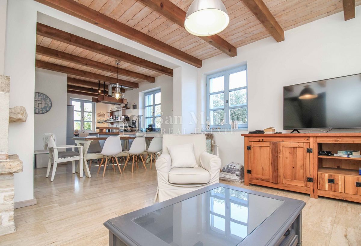 SVETVINČENAT, Hiša na robu vasi z bazenom in 4 spalnicami