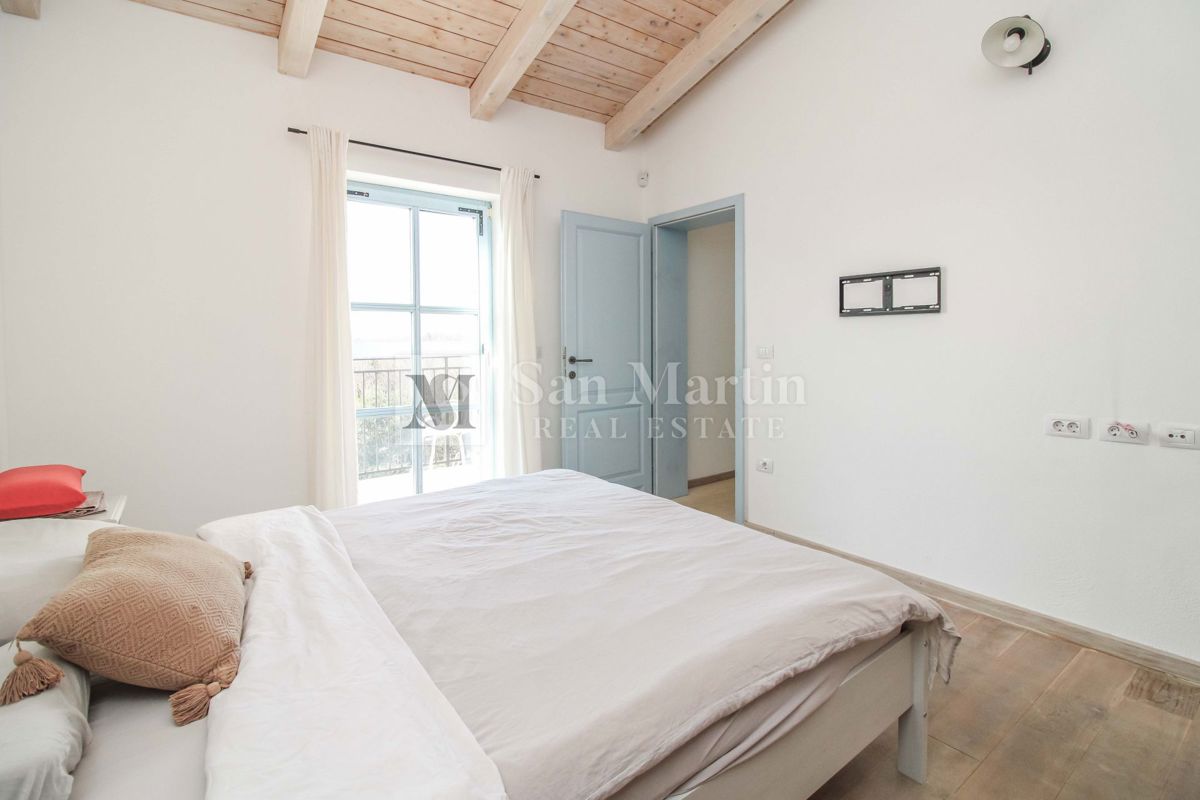 SVETVINČENAT, Hiša na robu vasi z bazenom in 4 spalnicami