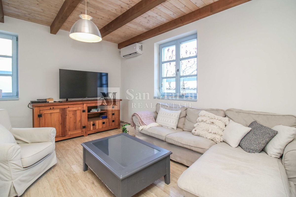 SVETVINČENAT, Hiša na robu vasi z bazenom in 4 spalnicami