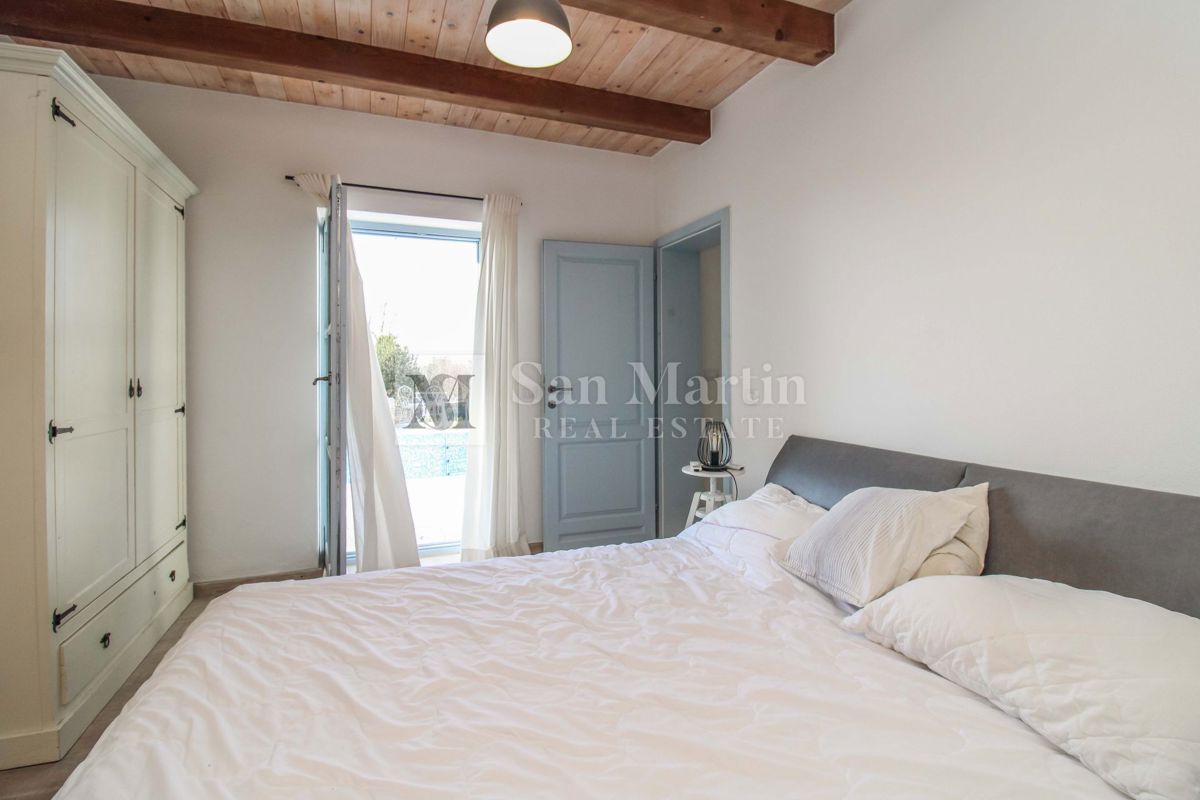 SVETVINČENAT, Hiša na robu vasi z bazenom in 4 spalnicami