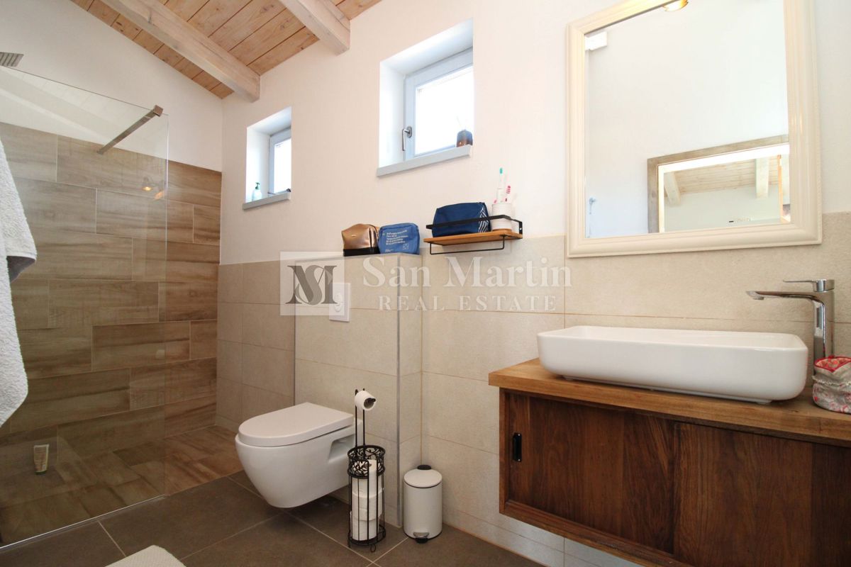 SVETVINČENAT, Hiša na robu vasi z bazenom in 4 spalnicami