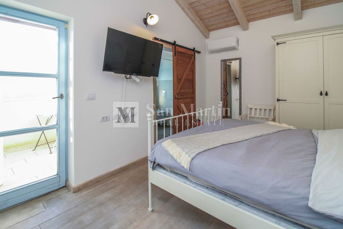 SVETVINČENAT, Hiša na robu vasi z bazenom in 4 spalnicami