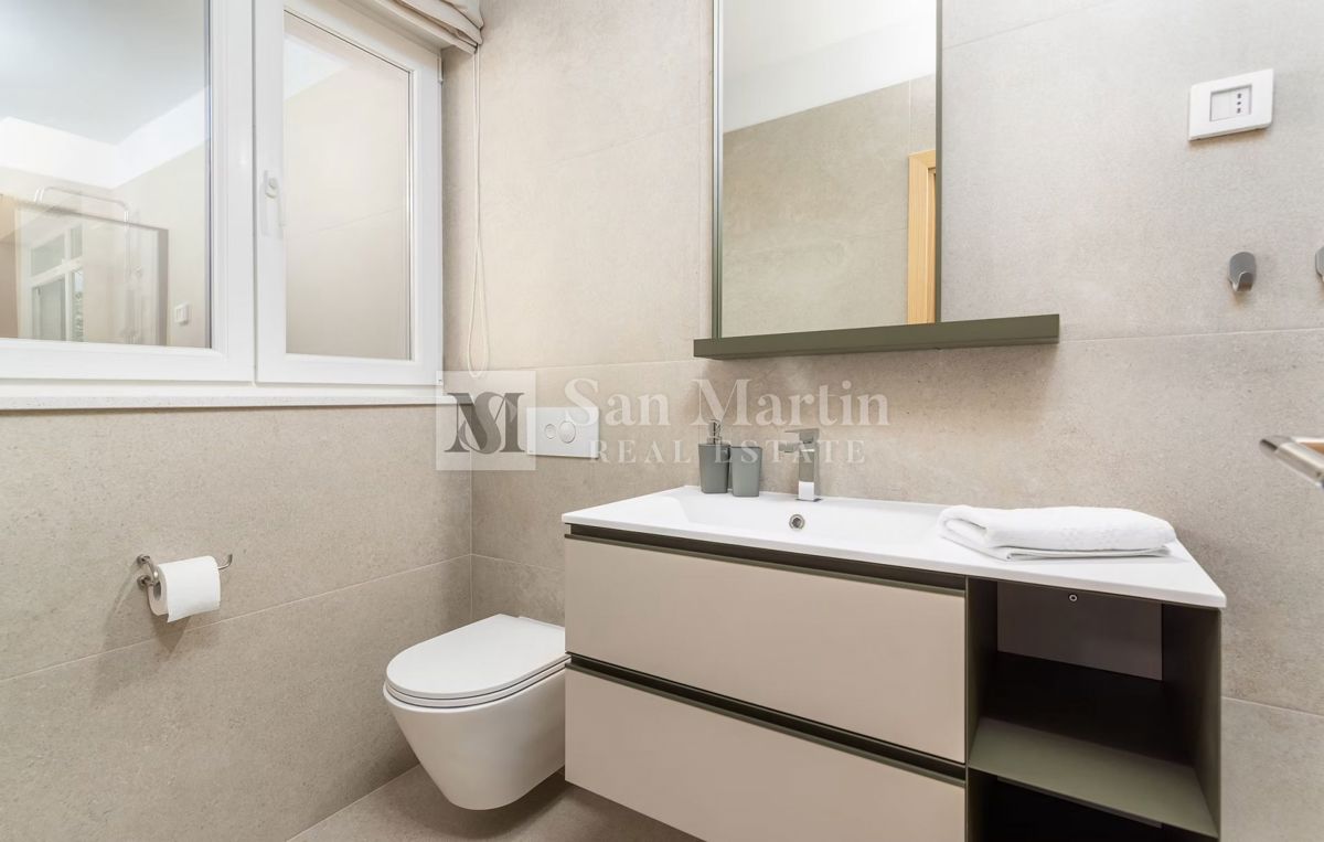 Moderna hiša z dvema bazenoma in wellnessom