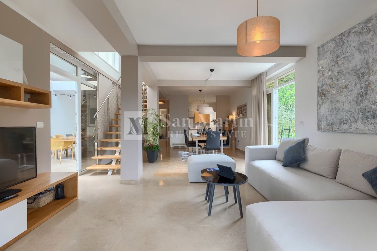 Moderna hiša z dvema bazenoma in wellnessom