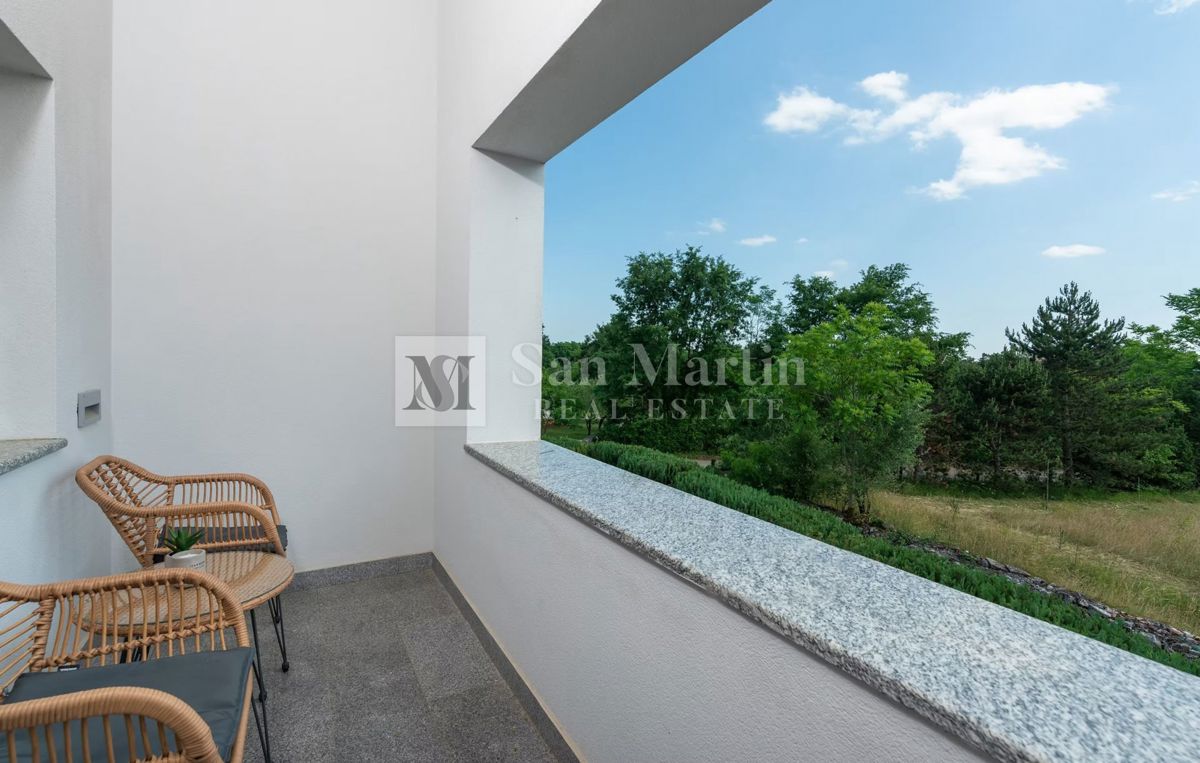 Moderna hiša z dvema bazenoma in wellnessom