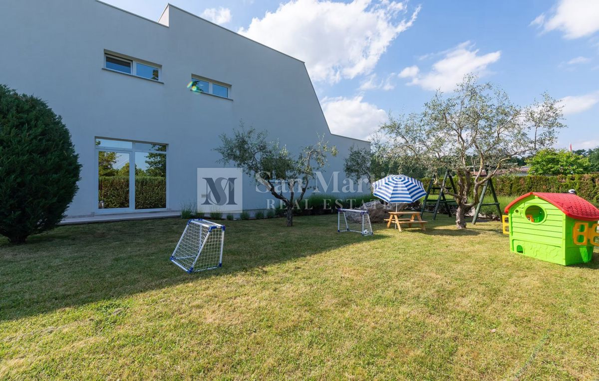 Moderna hiša z dvema bazenoma in wellnessom