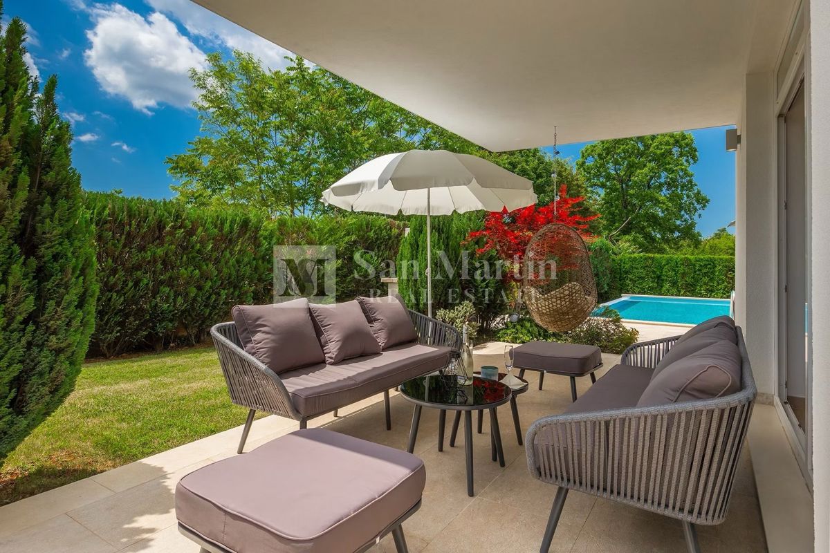 Moderna hiša z dvema bazenoma in wellnessom