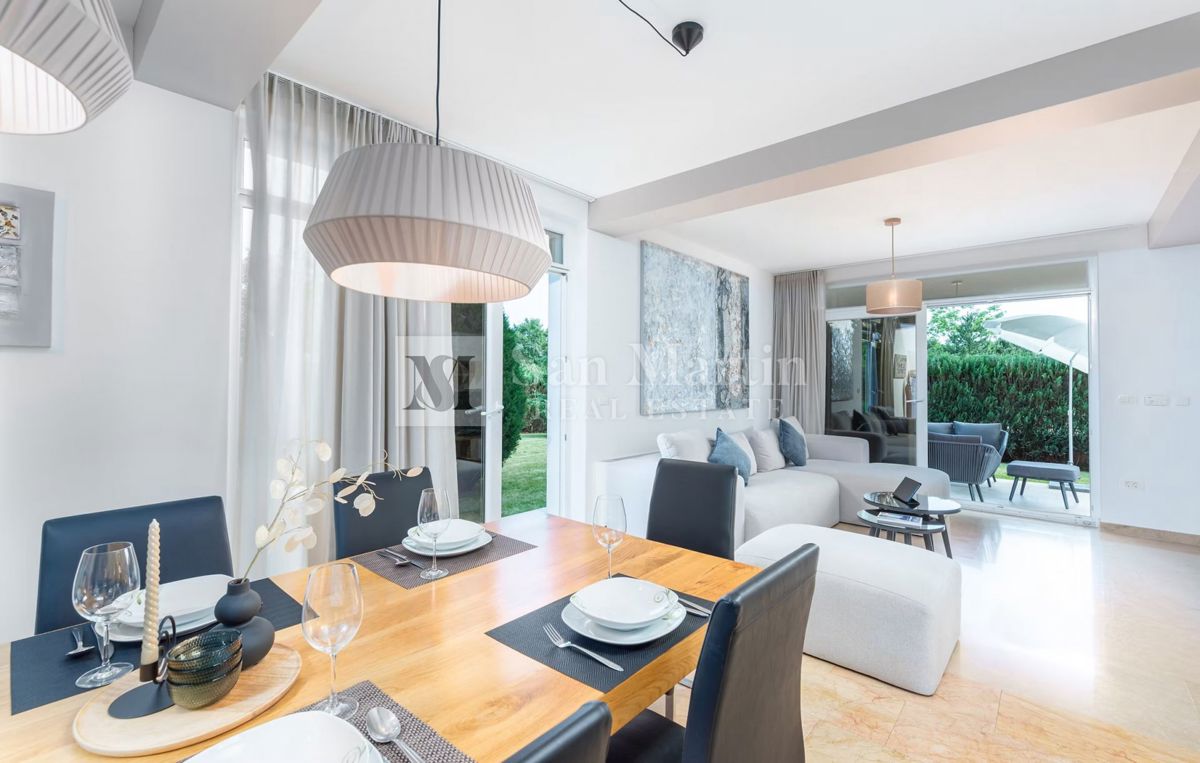 Moderna hiša z dvema bazenoma in wellnessom