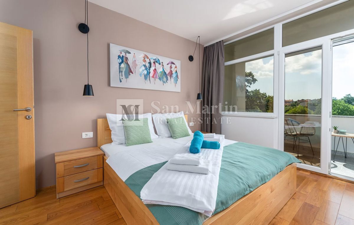 Moderna hiša z dvema bazenoma in wellnessom