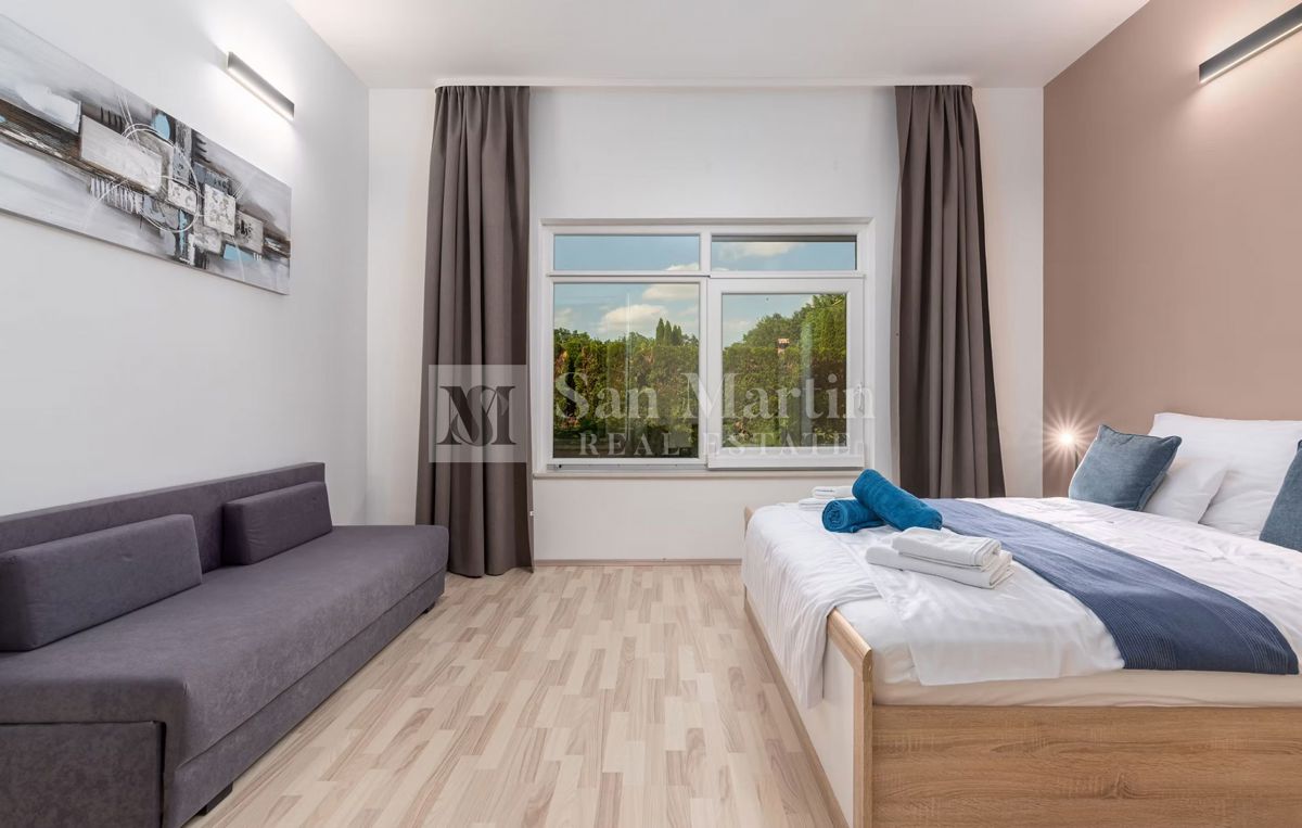 Moderna hiša z dvema bazenoma in wellnessom