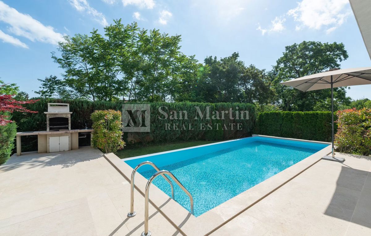 Moderna hiša z dvema bazenoma in wellnessom