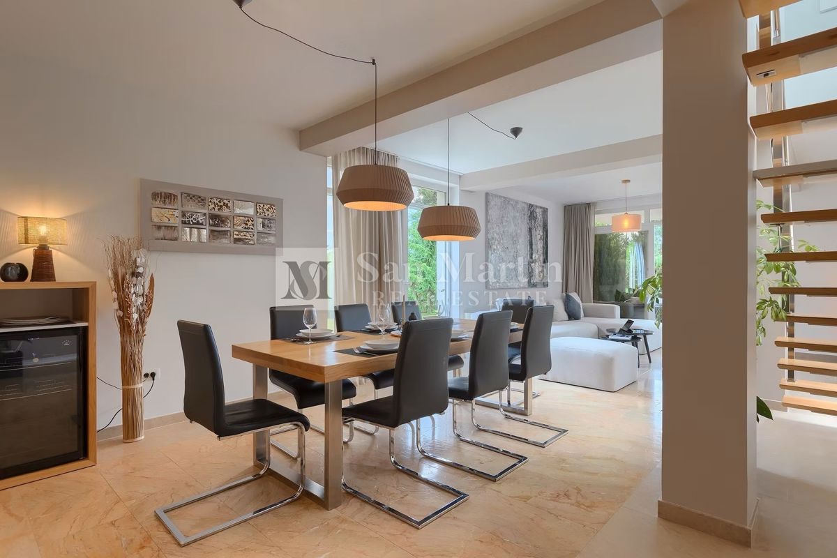 Moderna hiša z dvema bazenoma in wellnessom