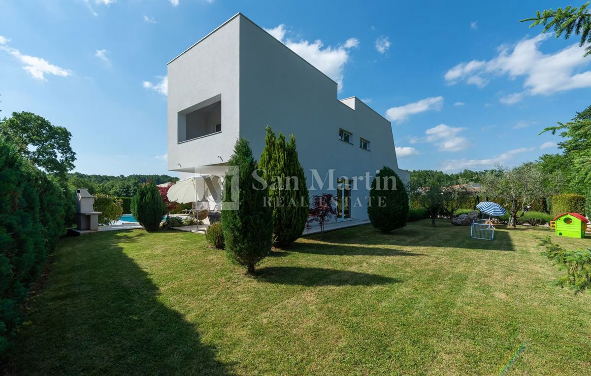 Moderna hiša z dvema bazenoma in wellnessom