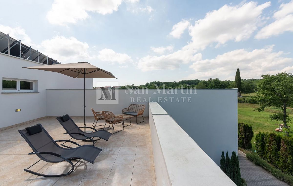 Moderna hiša z dvema bazenoma in wellnessom