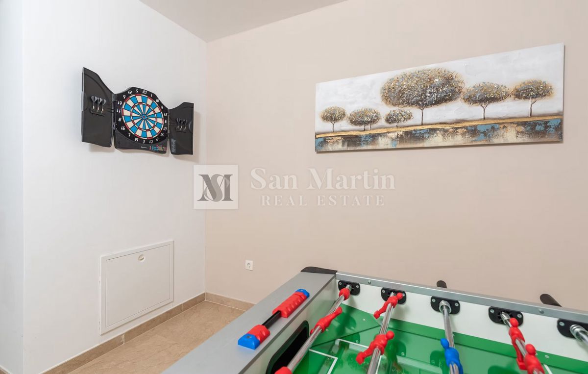 Moderna hiša z dvema bazenoma in wellnessom