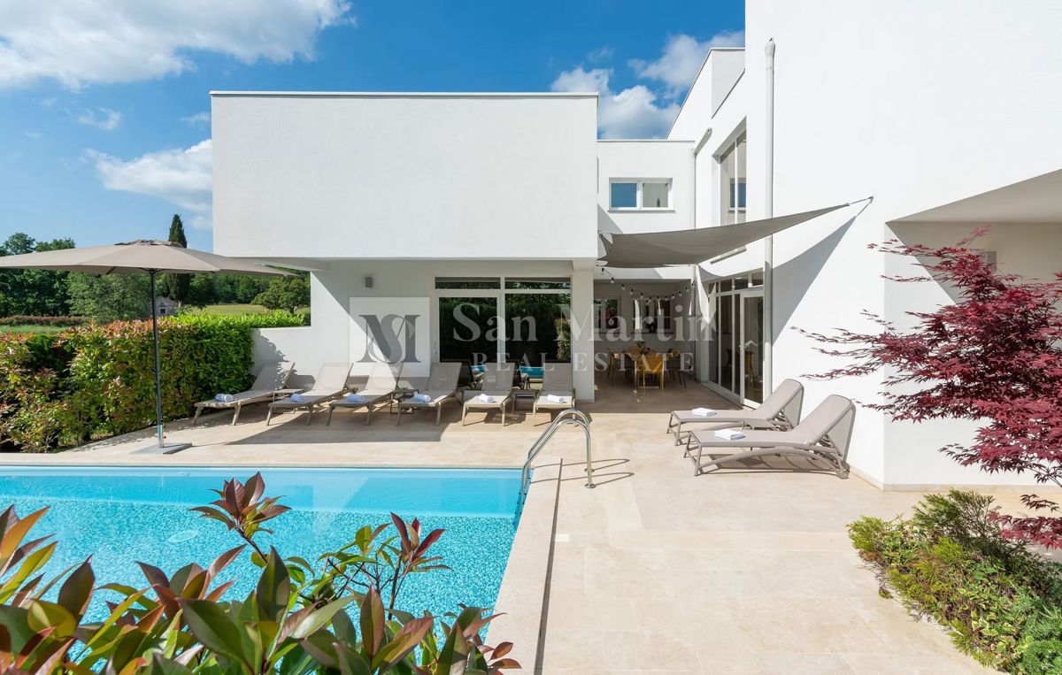 Moderna hiša z dvema bazenoma in wellnessom