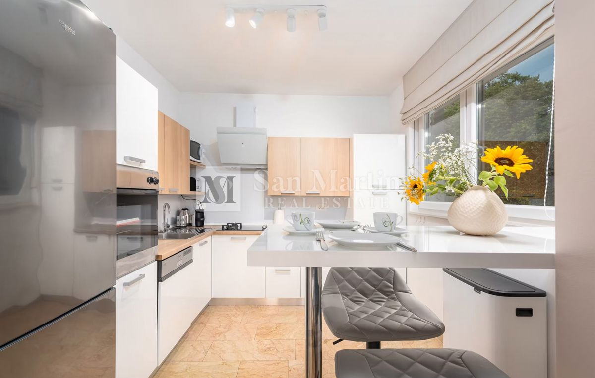 Moderna hiša z dvema bazenoma in wellnessom