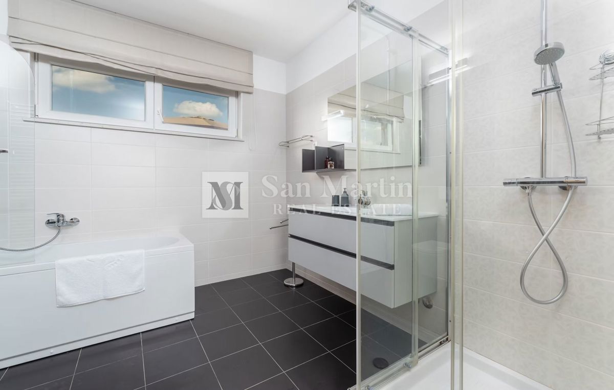 Moderna hiša z dvema bazenoma in wellnessom