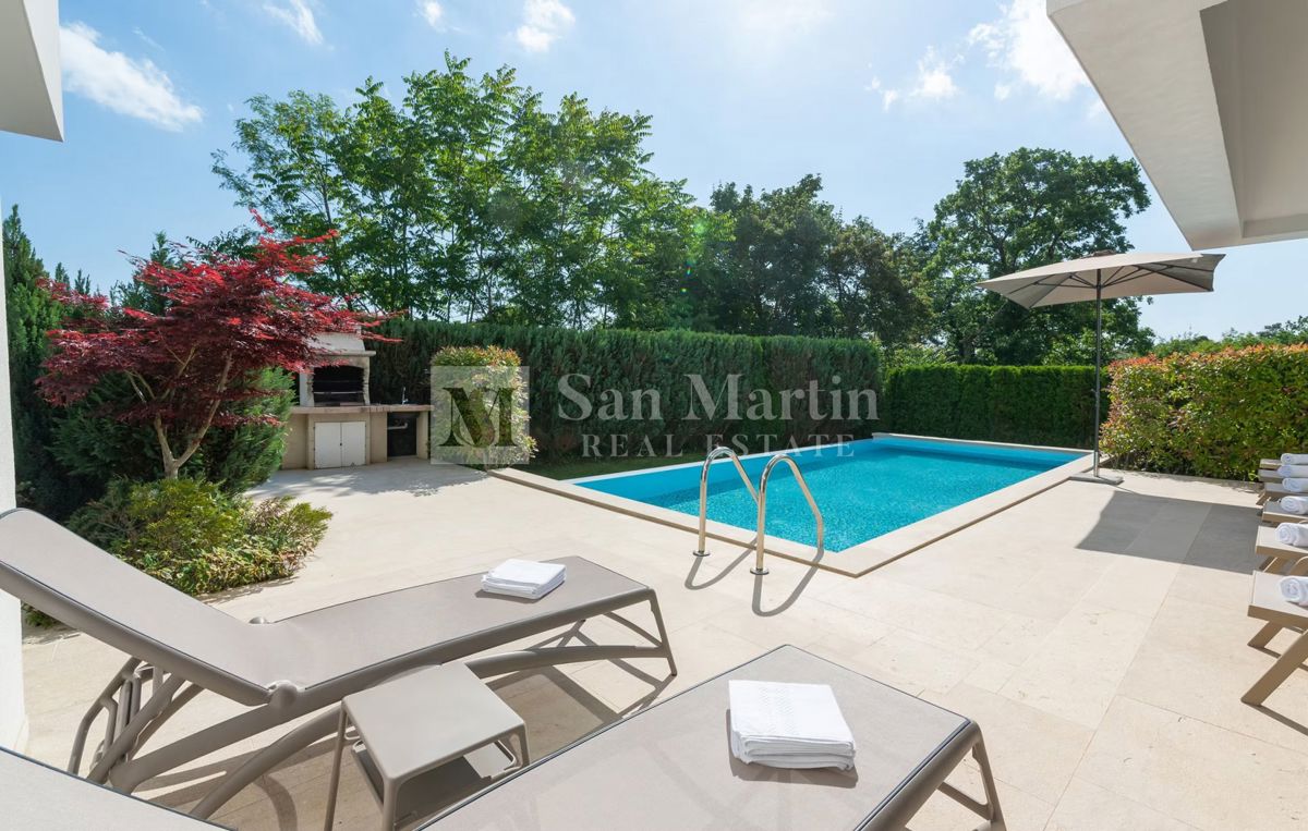 Moderna hiša z dvema bazenoma in wellnessom