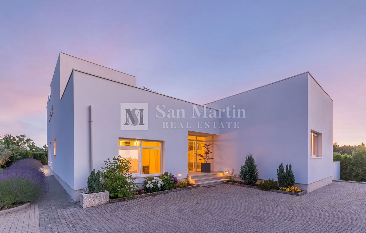 Moderna hiša z dvema bazenoma in wellnessom