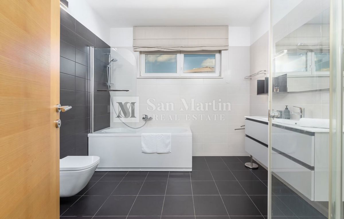 Moderna hiša z dvema bazenoma in wellnessom