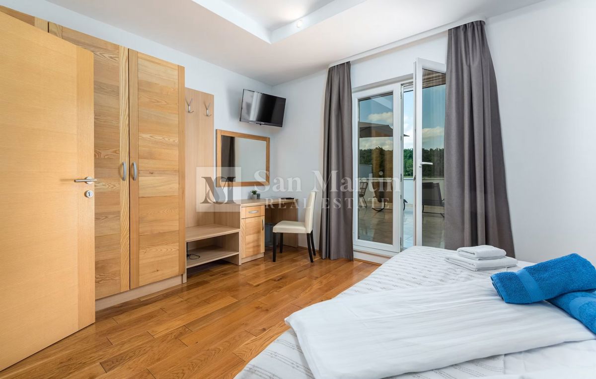 Moderna hiša z dvema bazenoma in wellnessom