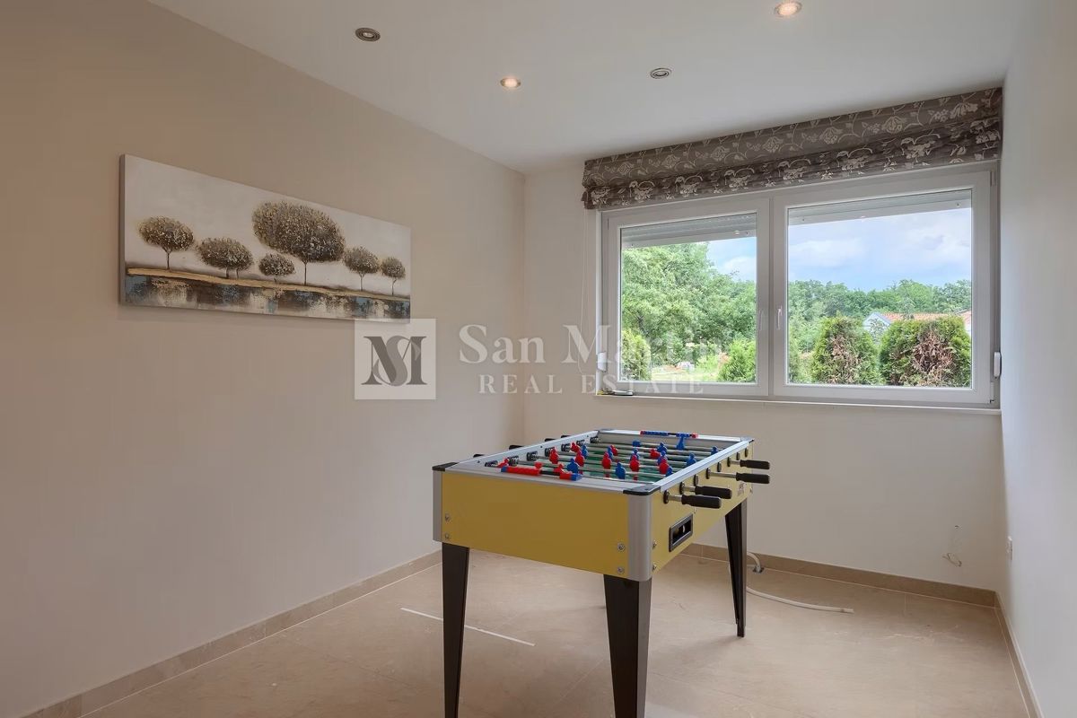 Moderna hiša z dvema bazenoma in wellnessom