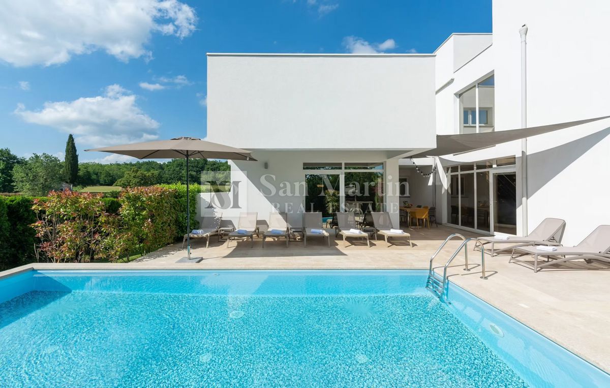 Moderna hiša z dvema bazenoma in wellnessom