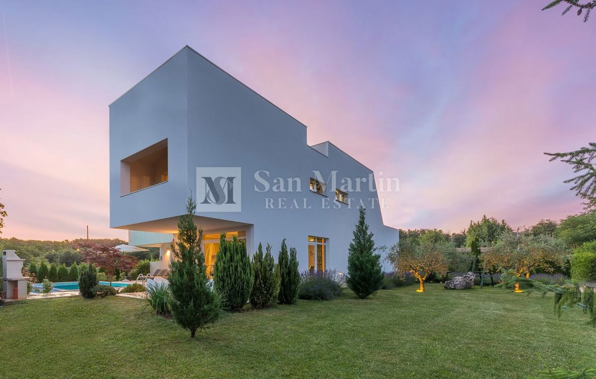 Moderna hiša z dvema bazenoma in wellnessom