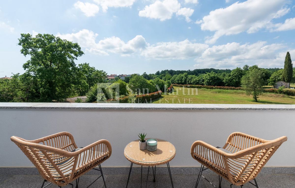 Moderna hiša z dvema bazenoma in wellnessom