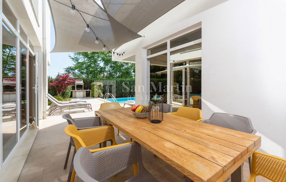 Moderna hiša z dvema bazenoma in wellnessom