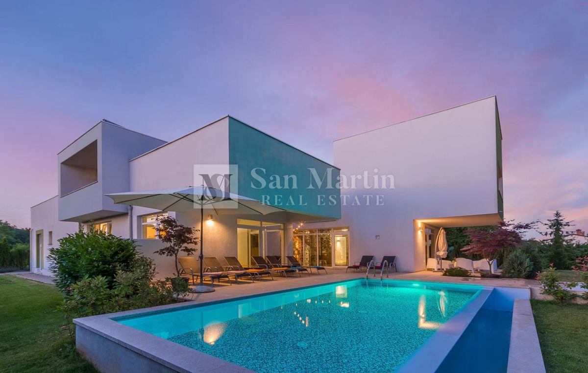 Moderna hiša z dvema bazenoma in wellnessom