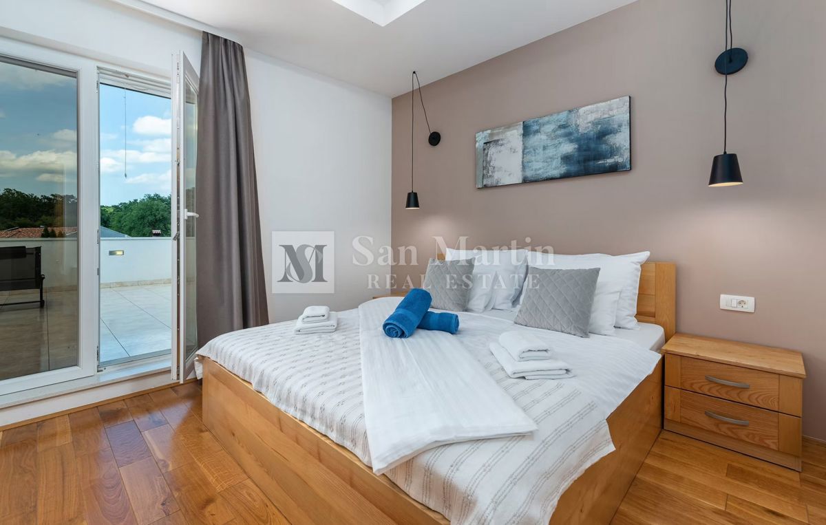 Moderna hiša z dvema bazenoma in wellnessom