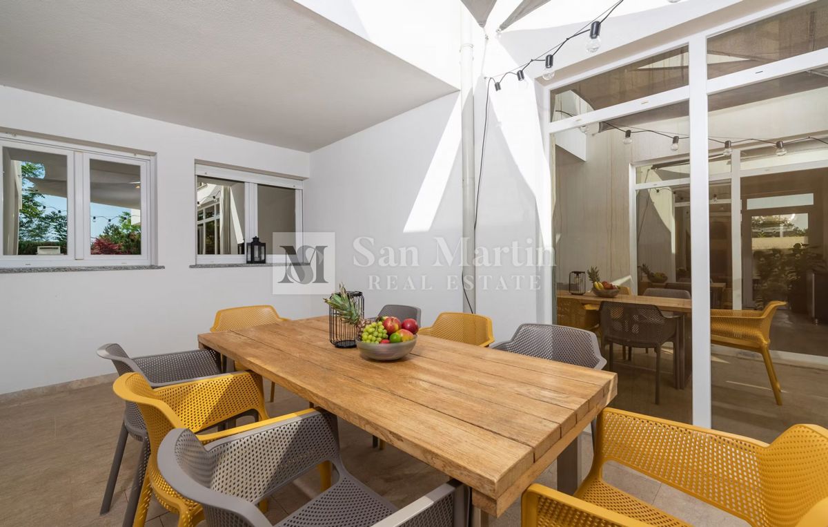 Moderna hiša z dvema bazenoma in wellnessom